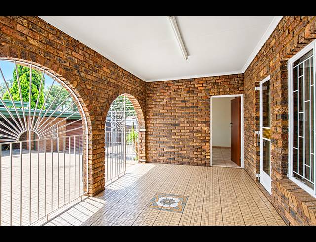 6 BEDROOM FREEHOLD FOR SALE IN ELOFFSDAL
